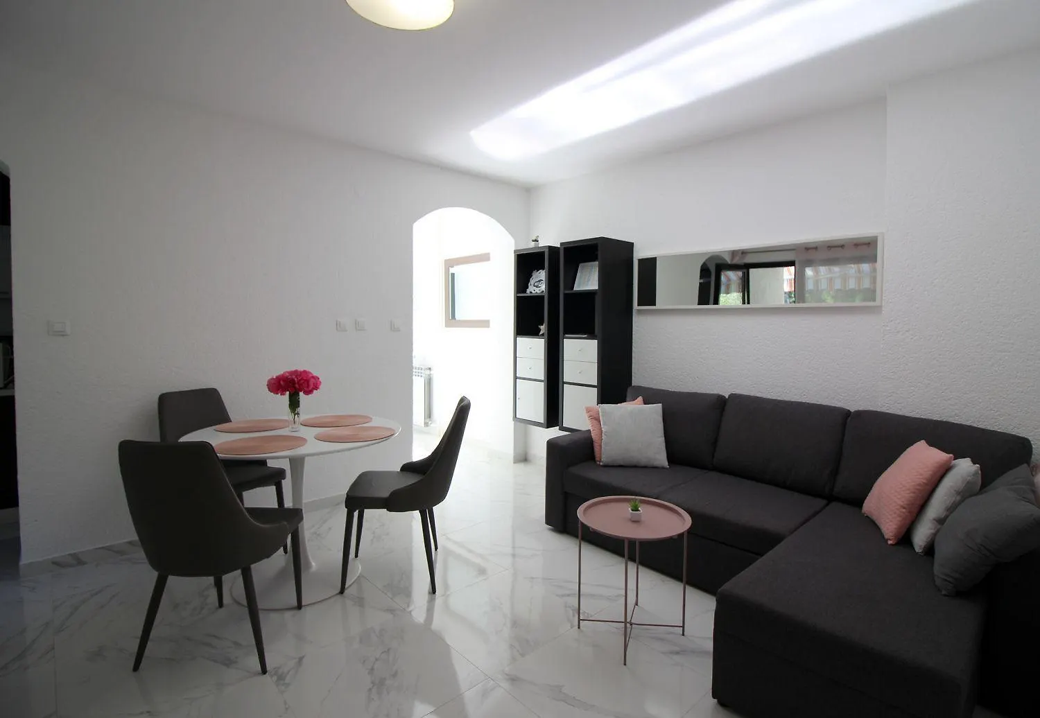 Komfortables Apartment Mit Privater Terrasse, Spielplatz, Grill, Liegen, Waschmaschine Poreč