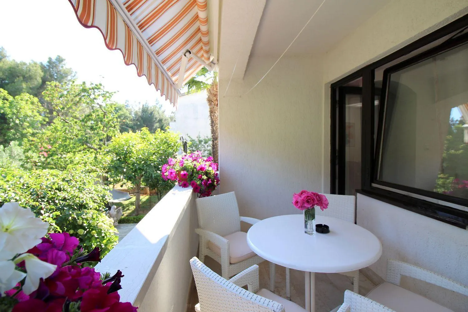 Komfortables Apartment Mit Privater Terrasse, Spielplatz, Grill, Liegen, Waschmaschine Poreč