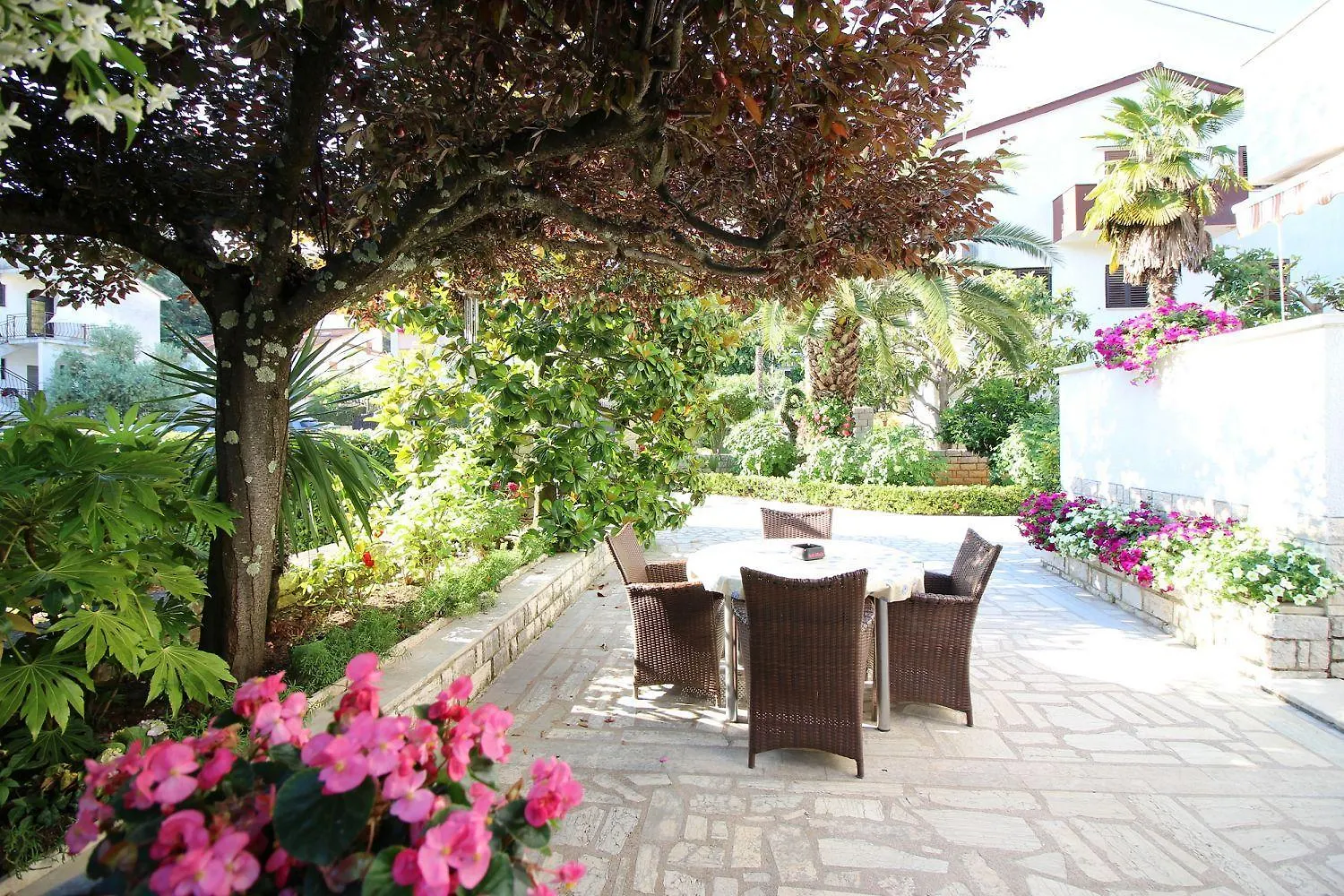 Komfortables Apartment Mit Privater Terrasse, Spielplatz, Grill, Liegen, Waschmaschine Poreč